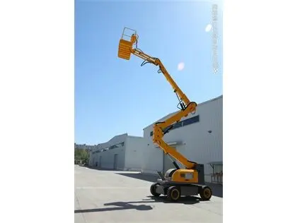 柴(chai)油屈臂(bì)式升降(jiàng)平台車(che)